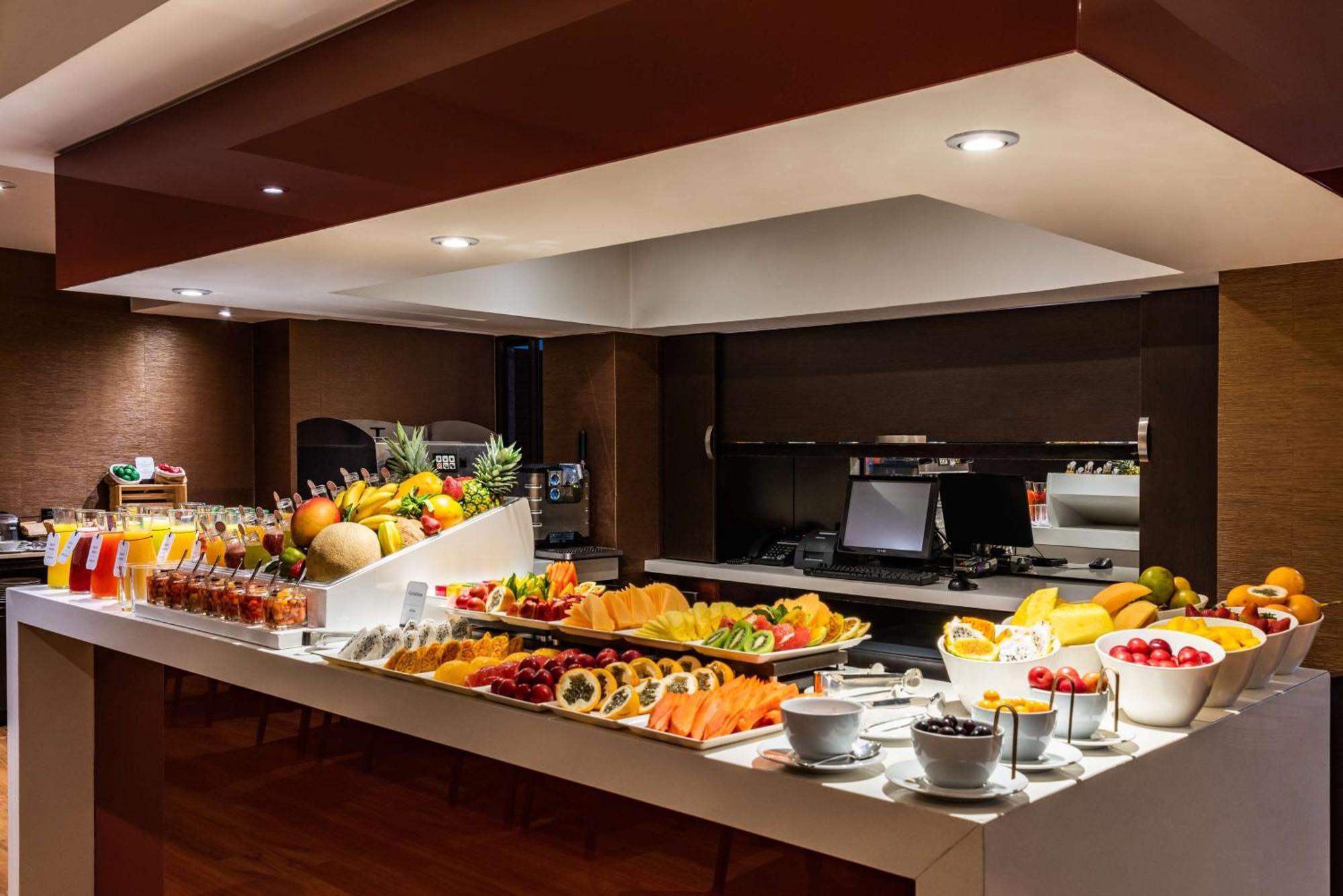 Hotel Nh Collection Bogota Andino Royal Zewnętrze zdjęcie A buffet at a hotel